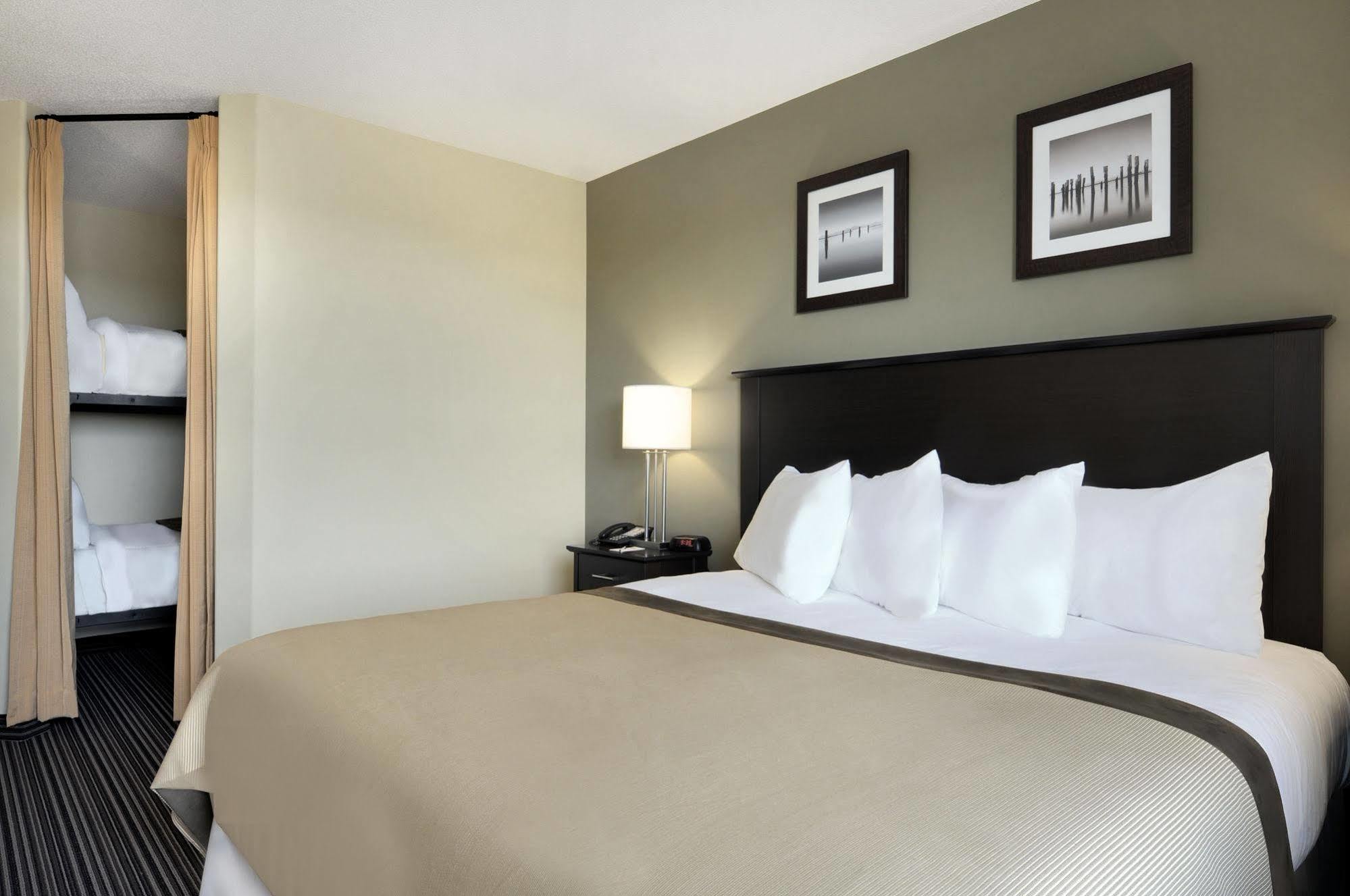 Super 8 By Wyndham Kapuskasing Hotel Room photo