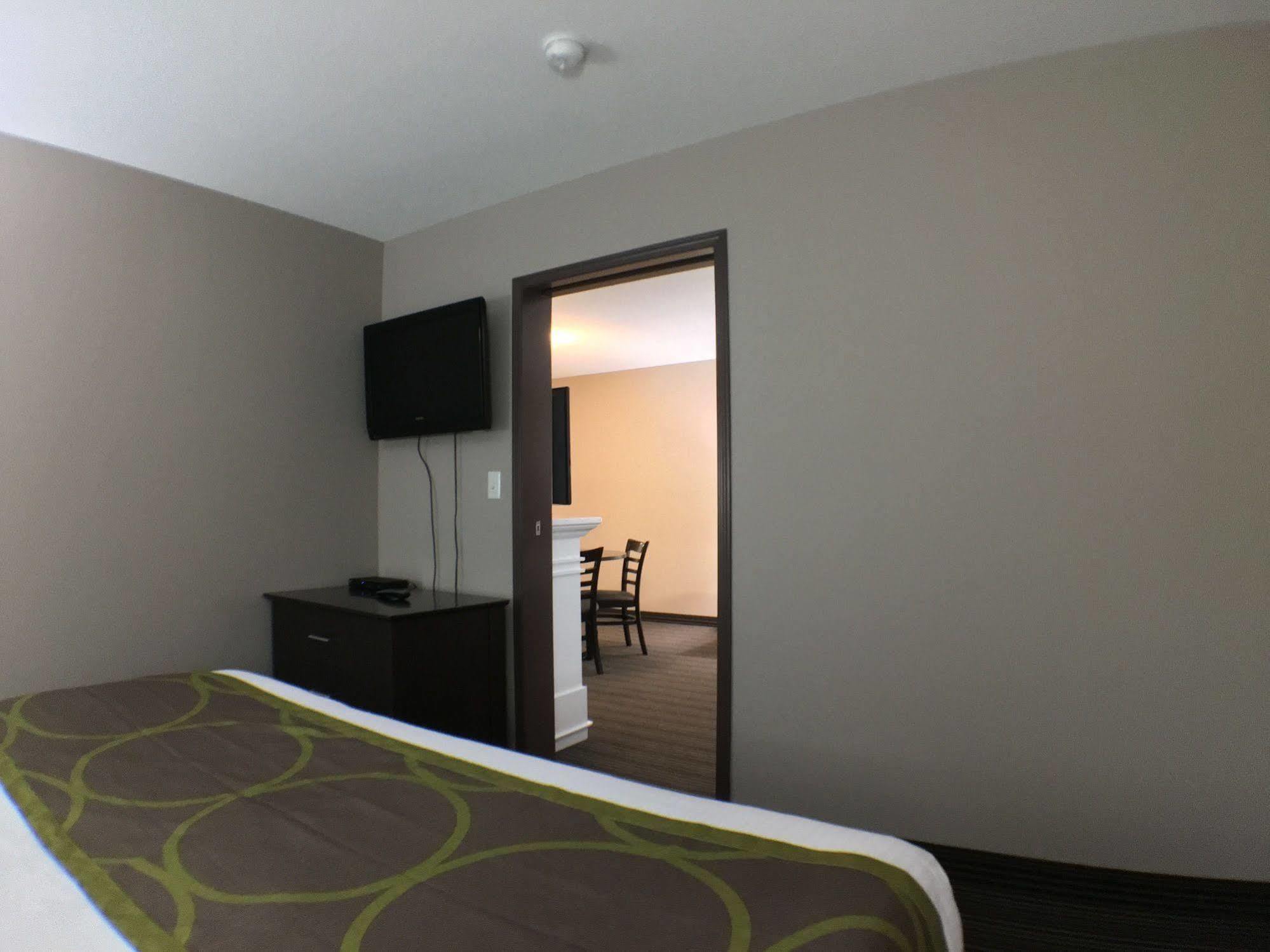 Super 8 By Wyndham Kapuskasing Hotel Exterior photo